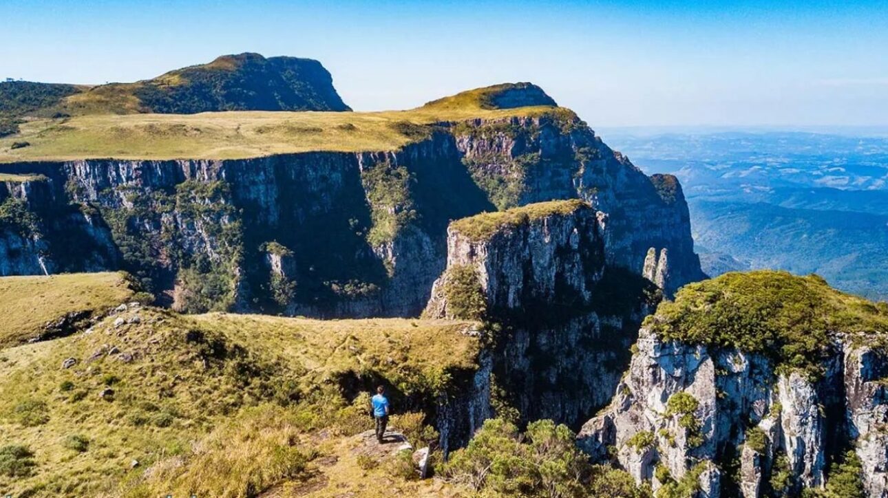 Chalés de vidro, vinhos premiados e glamping: a cidade gelada de SC que virou refúgio de milionários e bombou no turismo de luxo.