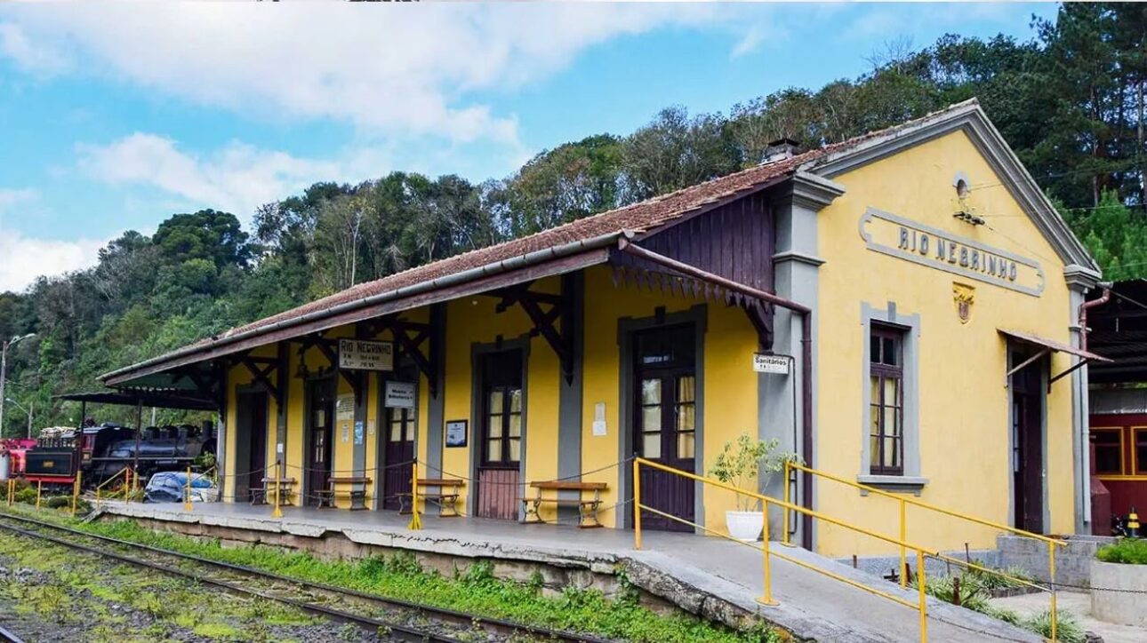Viaje por una ferrovia histórica en SC por menos de R$ 100, cruzando túneles y puentes con vista para la mata nativa a bordo de una Maria Fumaça. (Imagen: site Viagens Sem Caminho)