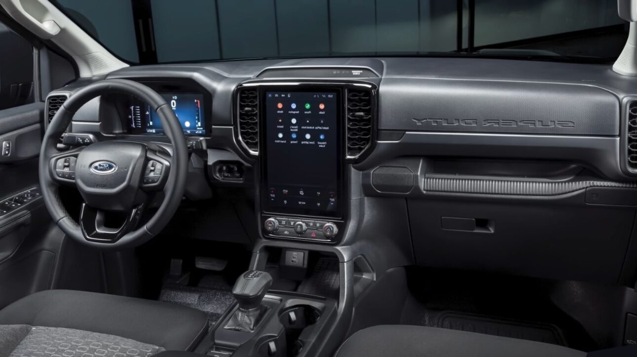 Nueva Ford Ranger Super Duty es tan extrema que solo un robot logró probarla. Pickup llega con 4.500 kg de remolque y robustez inédita.