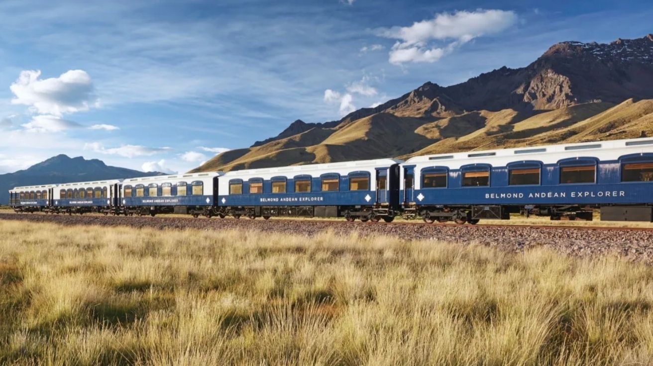 Conheça o Belmond Andean Explorer: trem de luxo pelos Andes peruanos, com jantar a 4.500 m, cavernas milenares e céu estrelado no Lago Saracocha. Divulgação/Belmond