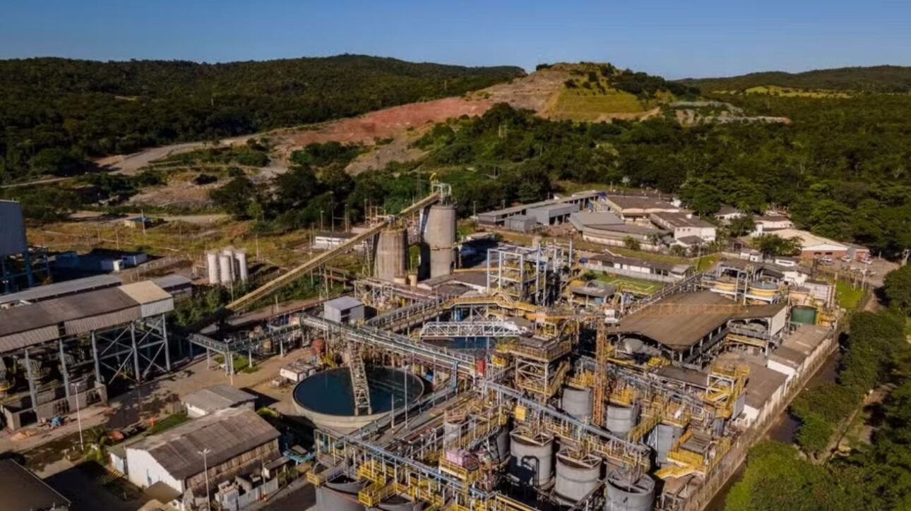 Multinacional compra mayor mina de oro de Goiás en acuerdo millonario; mercado y futuro de Crixás son impactados por el cambio de control.