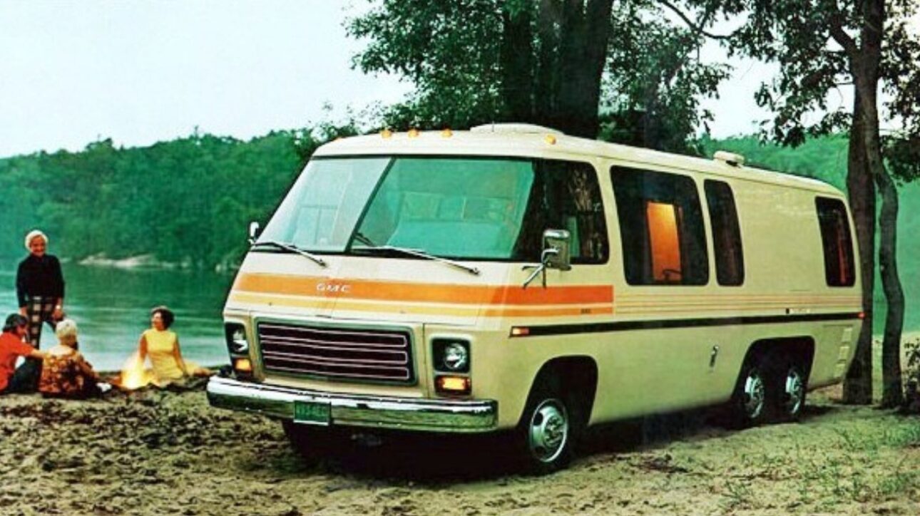 Motorhome de GM de los años 70 aún rueda con motor V8 original y encanta a los fanáticos con comodidad, historia y un aspecto futurista.