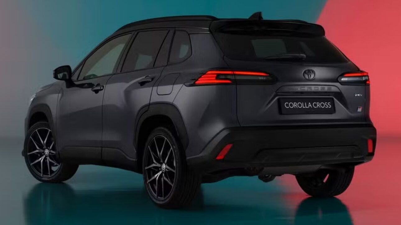 versión GR Sport del Toyota Corolla Cross que tiene motorización híbrida y es vendido en Europa — Foto: Toyota/Divulgación