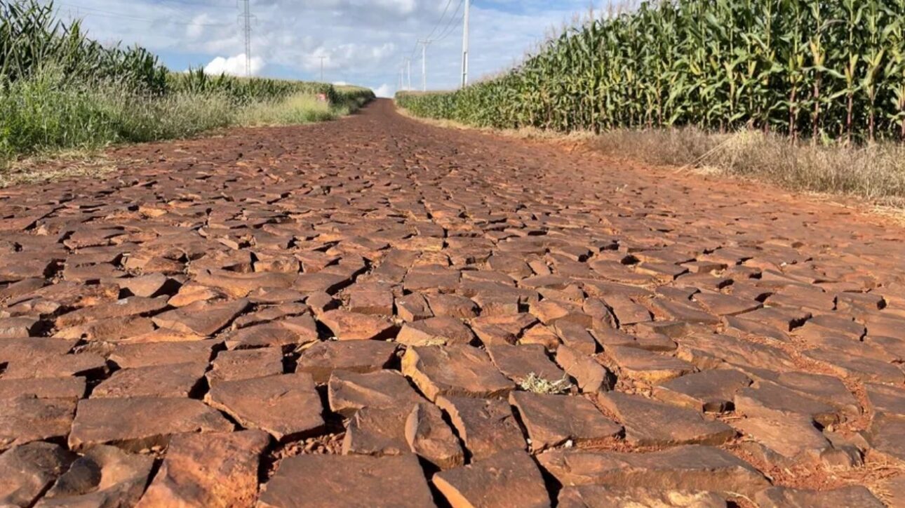 Tramo de Arapongas ya recibió piedra irregular durante la gestión de Sérgio Onofre y ahora será asfaltado. (Foto por Cindy Santos/tnonline)