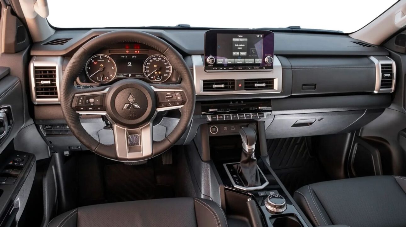 La Mitsubishi Triton es destacada entre las camionetas medianas en 2025, liderando en robustez, tecnología y mantenimiento asequible en el mercado brasileño.