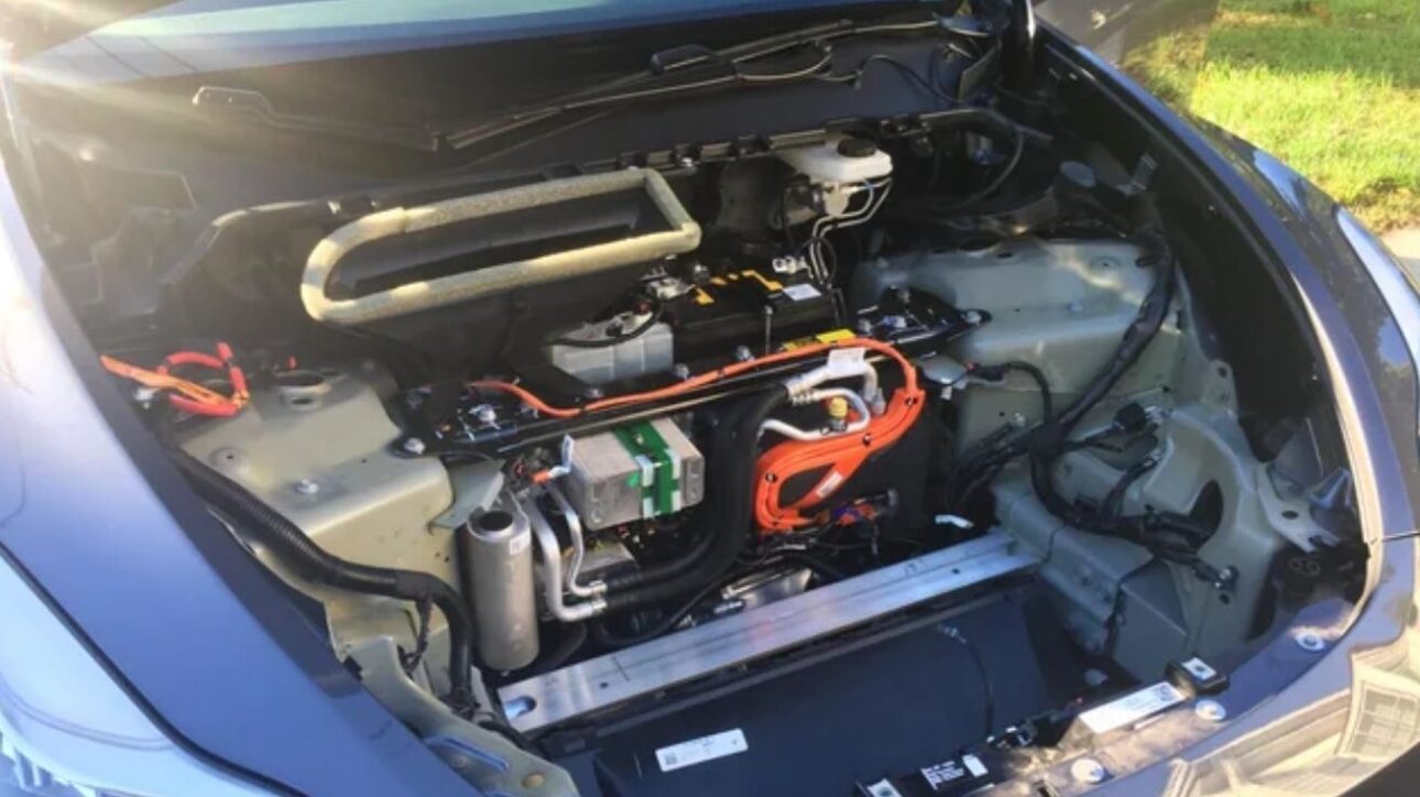 ¡Capó de un Tesla Model Y (debajo del maletero delantero)!