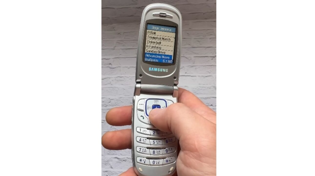 En 2004, el Samsung P510 sorprendió con un botón que abría el teléfono solo y se convirtió en obsesión en las tiendas. Vea por qué fue tan impactante.