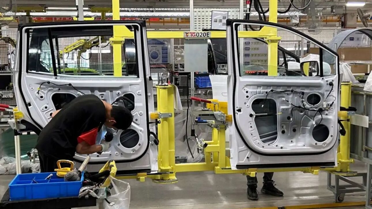 Línea de producción de vehículos eléctricos de Jiangling Group Electric Vehicle (JMEV), en Nanchang, China. (Imagen: Reuters)