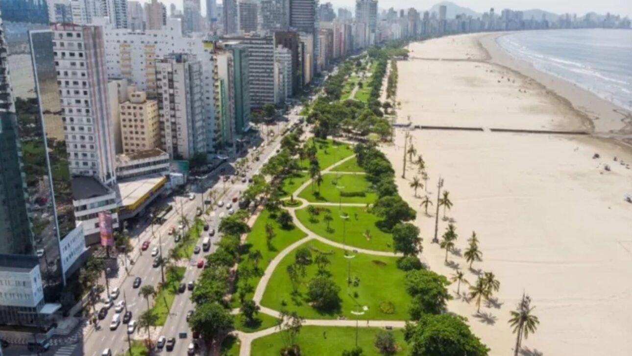 Conozca el mayor jardín de playa del planeta en Santos: área verde récord, paisajismo y 1.746 árboles en plena orilla paulista. Descubra más. (Imagen: archivo/PMS)