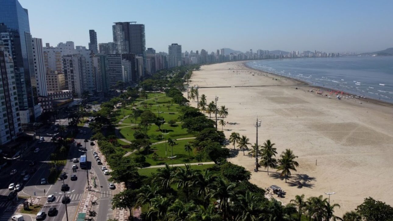 Conozca el mayor jardín de playa del planeta en Santos: área verde récord, paisajismo y 1.746 árboles en plena orilla paulista. Descubra más. (Imagen: archivo/PMS)