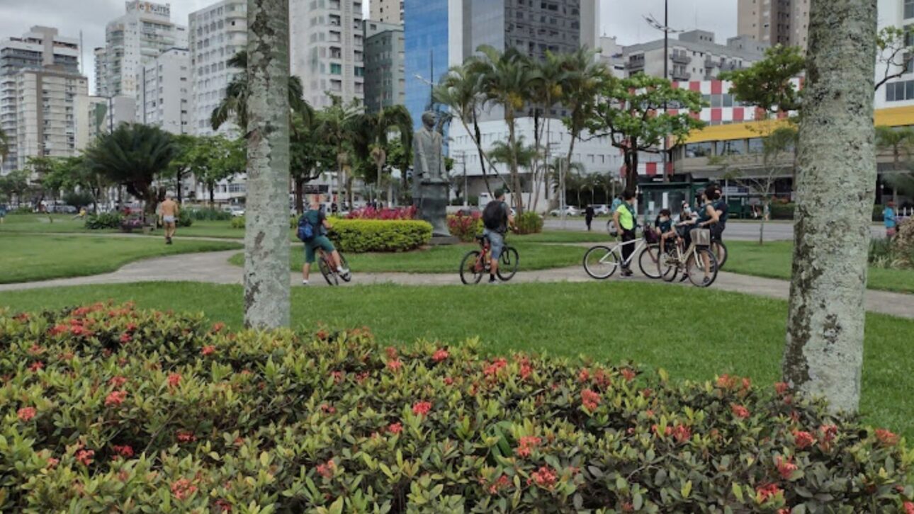 Conozca el mayor jardín de playa del planeta en Santos: área verde récord, paisajismo y 1.746 árboles en plena orilla paulista. Descubra más. (Imagen: archivo/PMS)