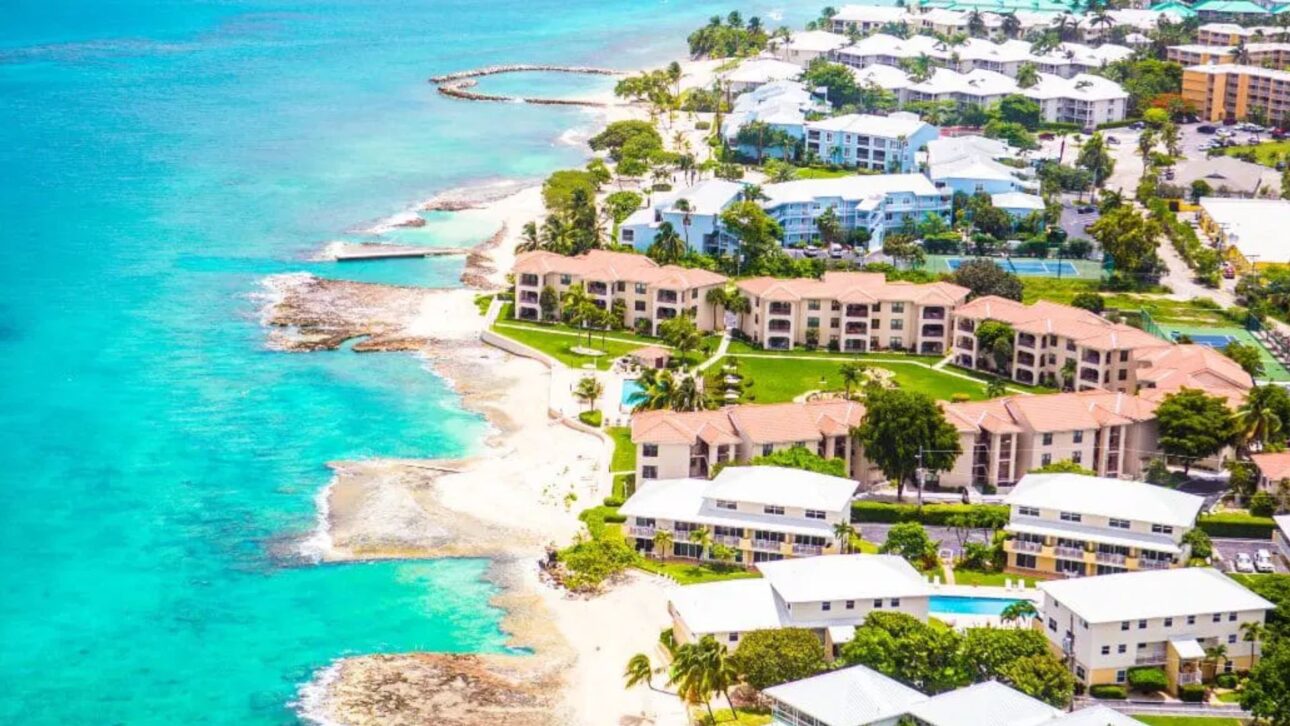 Inmuebles de lujo en las Islas Caimán alcanzan precios récord y agotan su stock, impulsados por ultrarricos en busca de exención fiscal total.