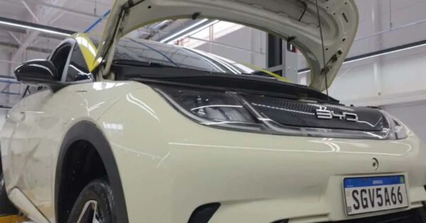 BYD Dolphin com 220 mil km rodados no Brasil surpreende por durabilidade, autonomia acima da média e manutenção mínima. Veja os detalhes.
