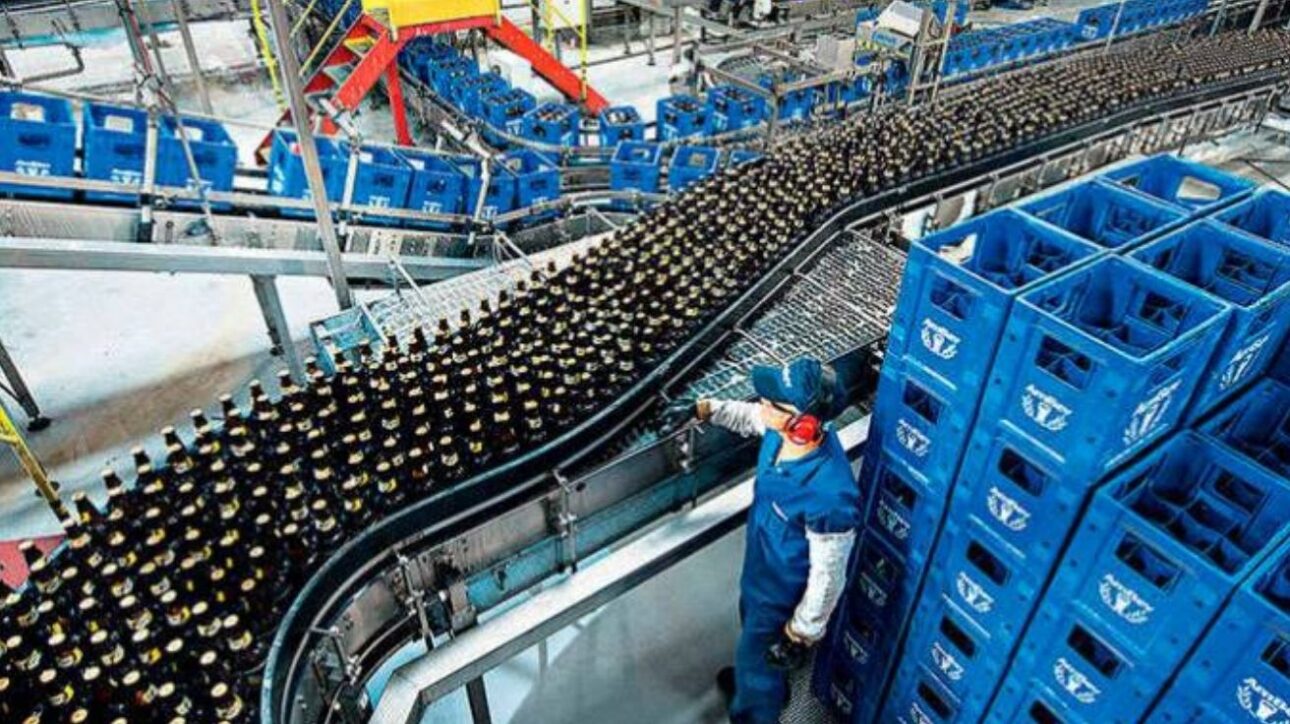 Ex-empleado de Ambev demanda a la empresa alegando que el consumo diario de cerveza en el trabajo causó alcoholismo; La justicia rechaza la solicitud por falta de pruebas.