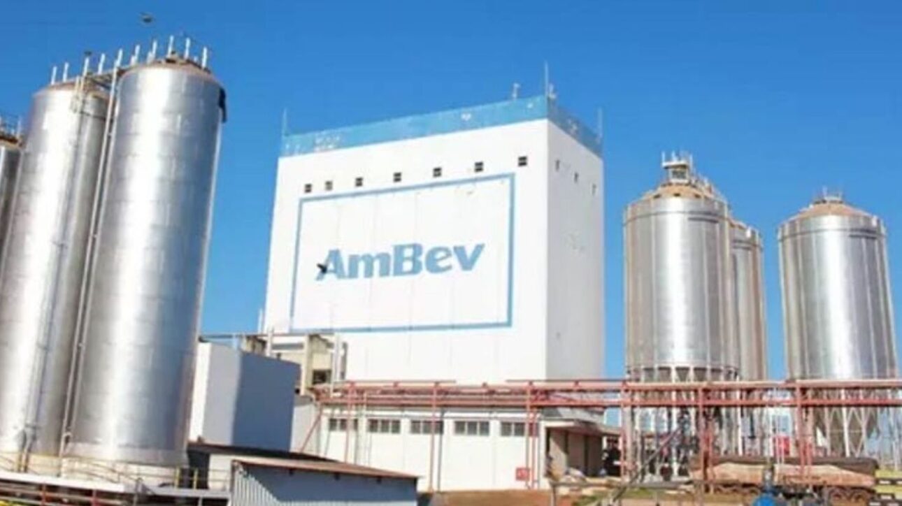 Ex-empleado de Ambev demanda a la empresa alegando que el consumo diario de cerveza en el trabajo causó alcoholismo; La justicia rechaza la solicitud por falta de pruebas.