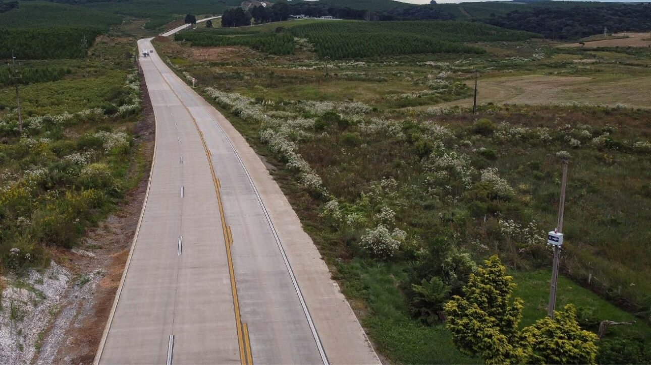 Obra de revitalización de la PRC-280, región Suroeste. Se restauraron 59,55 kilómetros (entre Palmas y la BR-153) con pavimento rígido de concreto. Foto: Roberto Dziura Jr/AEN