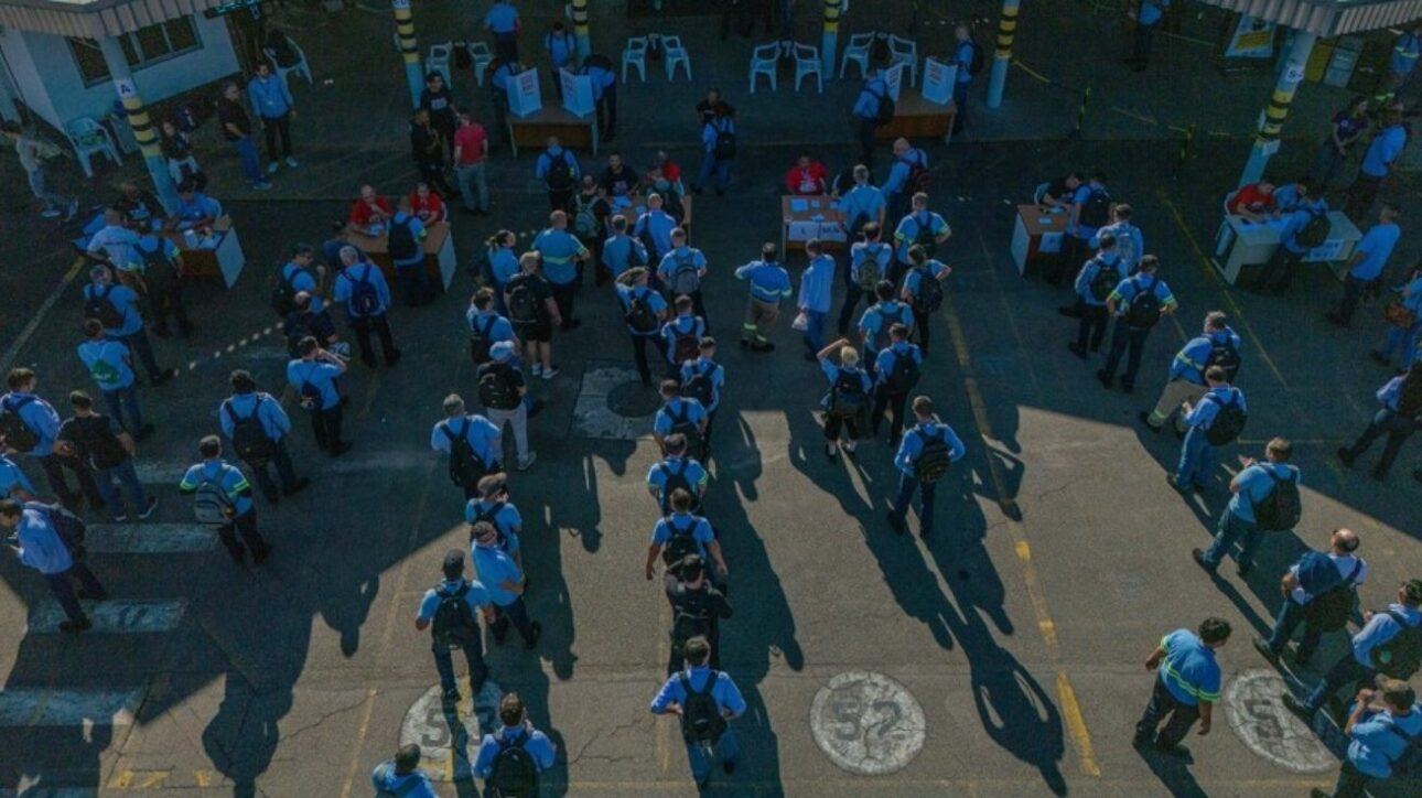 Trabajadores de GM durante votación - Foto: Roosevelt Cássio