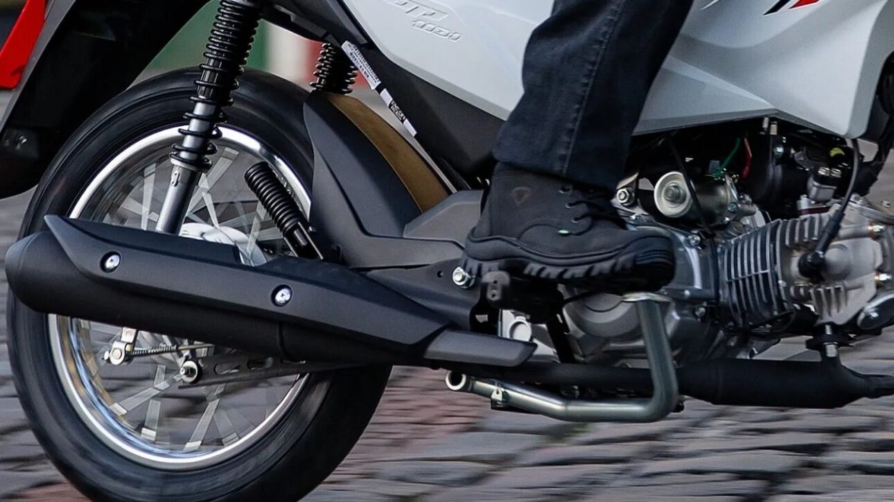 Honda Pop 110i ES 2025 sorprende con motor renovado, consumo de hasta 49 km/l y precio accesible, pudiendo desafiar a la líder CG 160 en Brasil.