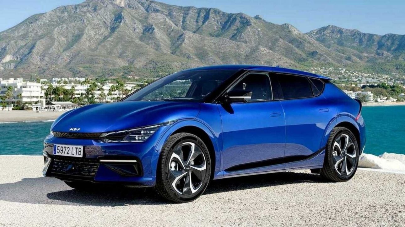 Auto eléctrico Kia EV6 azul en un entorno costero simboliza el ascenso de la marca en las ventas en EE. UU. en 2024