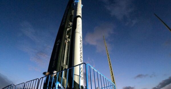 Foguete da Innospace pronto para lançamento ao entardecer