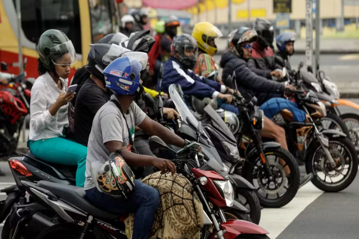MOTOS PROIBIDAS DE CIRCULAR POR PISTAS CENTRAIS DE TRÊS AVENIDAS DO RIO A PARTIR DE JUNHO