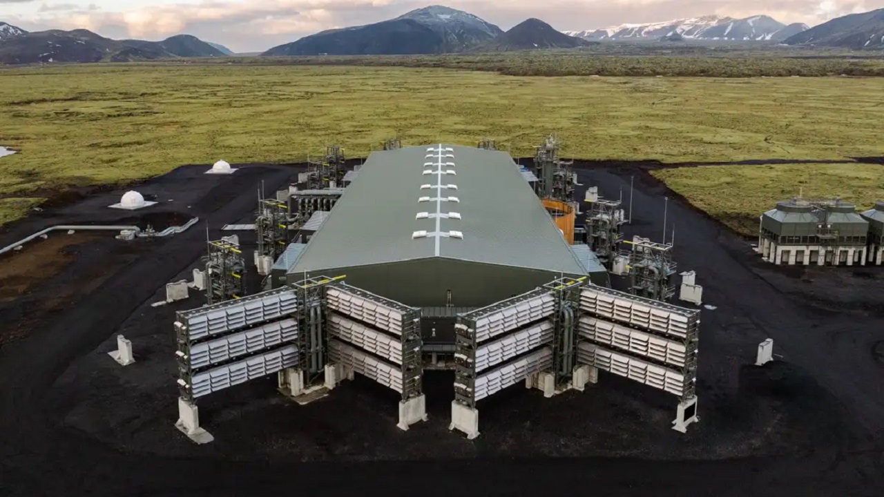 A maior usina de captura de carbono do mundo foi inaugurada na Islândia — e vai armazenar 36 mil toneladas de CO2 por ano direto no subsolo vulcânico