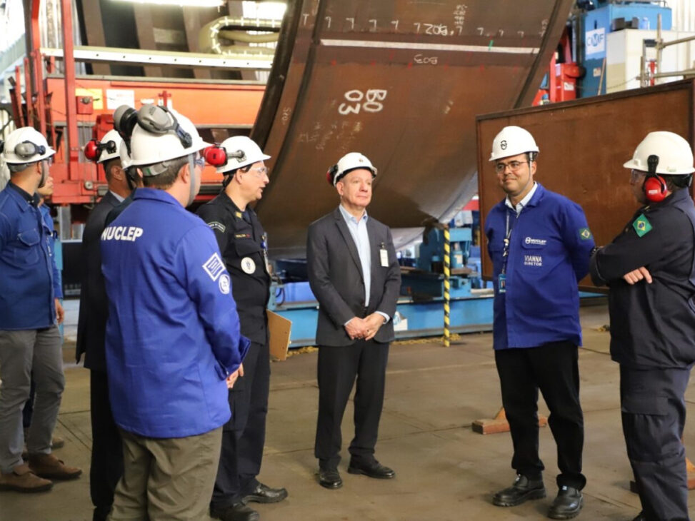 La Marina de Brasil avanza en la construcción del primer submarino nuclear nacional. Visita técnica a Nuclep destaca el progreso del PROSUB, proyecto estratégico para la defensa y la innovación.