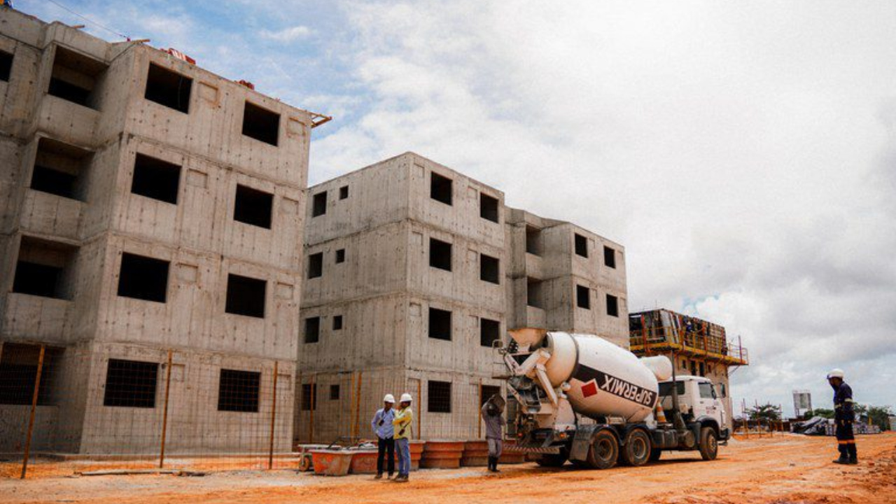 Programa habitacional avança em diversas regiões com a construção de 3.181 novas casas; Porto Alegre lidera em número de unidades.