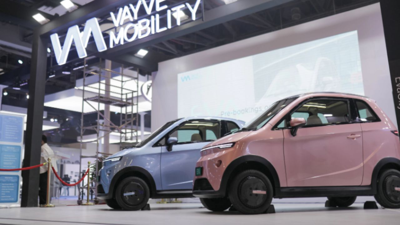 Con diseño moderno y compacto, el diseño del Vayve Eva se destaca por la barra de luz LED y por el techo con panel solar integrado. Imagen: Vayve Mobility