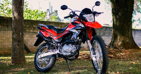 Com tanque de 12,2 L e consumo médio de 40 km/l, nova trail da Haojue promete 560 km de autonomia — mas o preço é o que mais surpreende: R$ 18.900