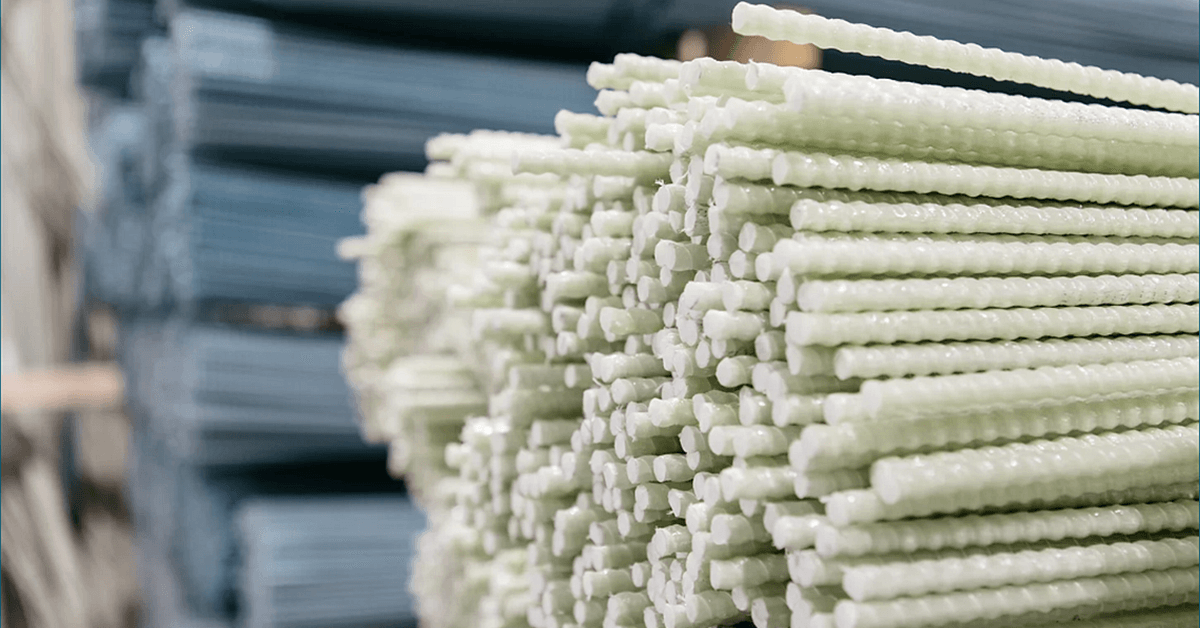 La industria de la construcción está en una búsqueda continua de materiales más duraderos, eficientes y sostenibles. En este escenario, un nuevo material ha ganado protagonismo: los vergaliones de Polímero Reforzado con Fibra de Vidrio (GFRP). Ellos surgen como una alternativa innovadora al acero, prometiendo superar limitaciones como la corrosión.