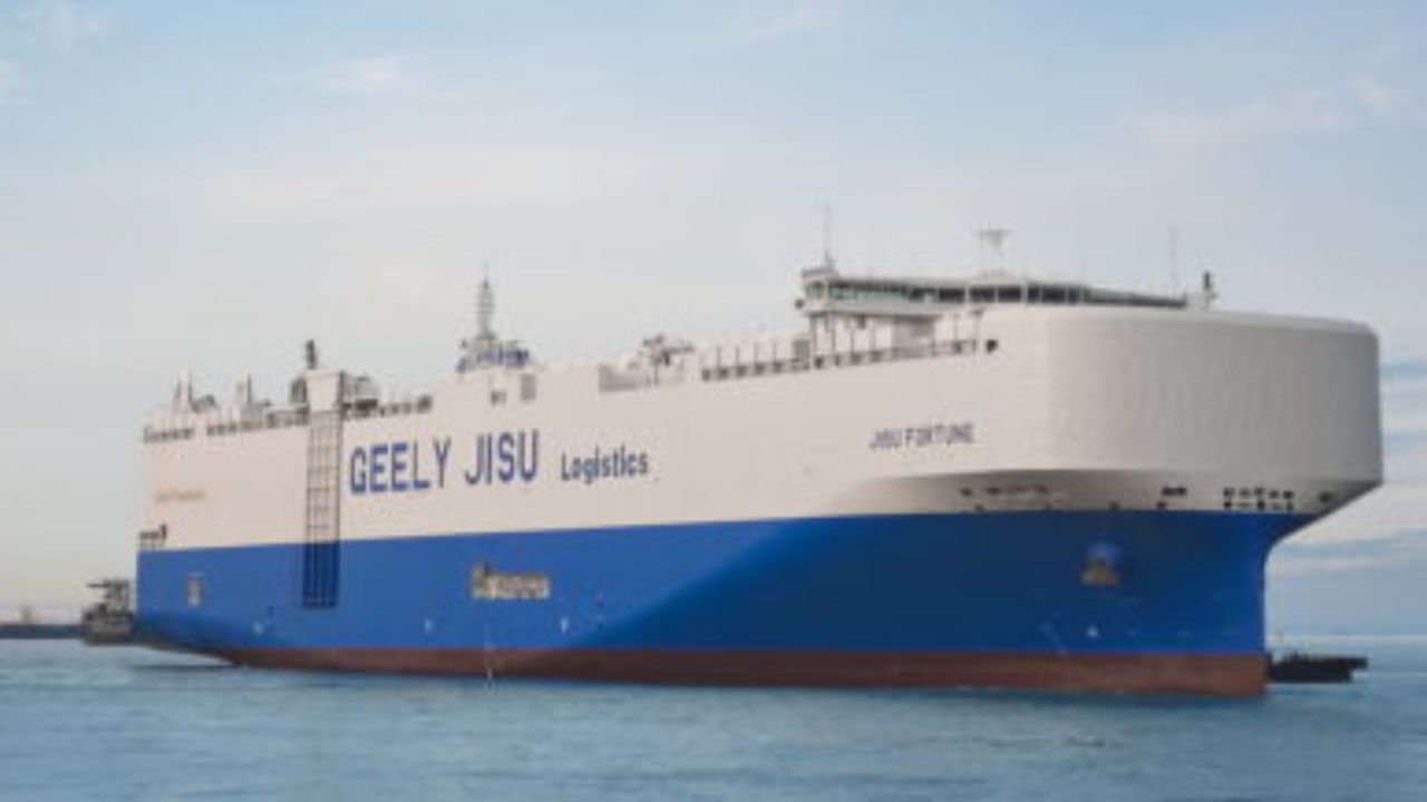 Novo navio da China movido a GNL e capacidade para 7.000 veículos inicia viagens à Europa