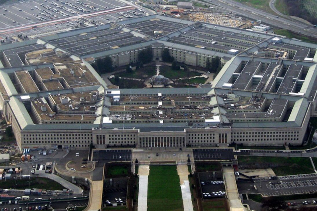 El Pentágono es uno de los edificios más reconocidos del mundo, un símbolo del poder militar de los Estados Unidos. Muchos creen que es el mayor edificio de oficinas del planeta, reservado para actividades de inteligencia y espionaje. Sin embargo, la realidad detrás de sus cinco caras es más compleja y llena de detalles sorprendentes.