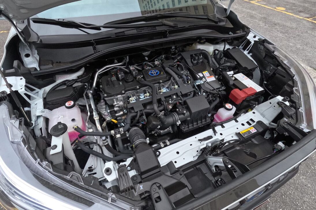 El Toyota Corolla Cross Es Un Verdadero Fenómeno De Ventas En Brasil. En 2023, Prácticamente Empató En Ventas Con Su Hermano Sedán Y, En El Primer Trimestre De 2024, Asumió La Liderazgo En El Segmento De SUVs Medianos. Sin Embargo, El Éxito Del SUV Híbrido Siempre Ha Sido Acompañado Por Críticas A Detalles Del Proyecto Que Parecían No Combinar Con La Reputación De Toyota.