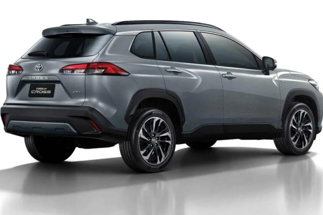 El Interior Del Corolla Cross 2025 También Fue Actualizado. El Destacado Es El Nuevo Panel De Instrumentos Totalmente Digital Y Configurable, Que Sustituyó El Antiguo Conjunto, Considerado Demasiado Simple. La Central Multimedia Tiene Pantalla De 8 Pulgadas Y Espejado Inalambrico Para Apple CarPlay Y Android Auto.