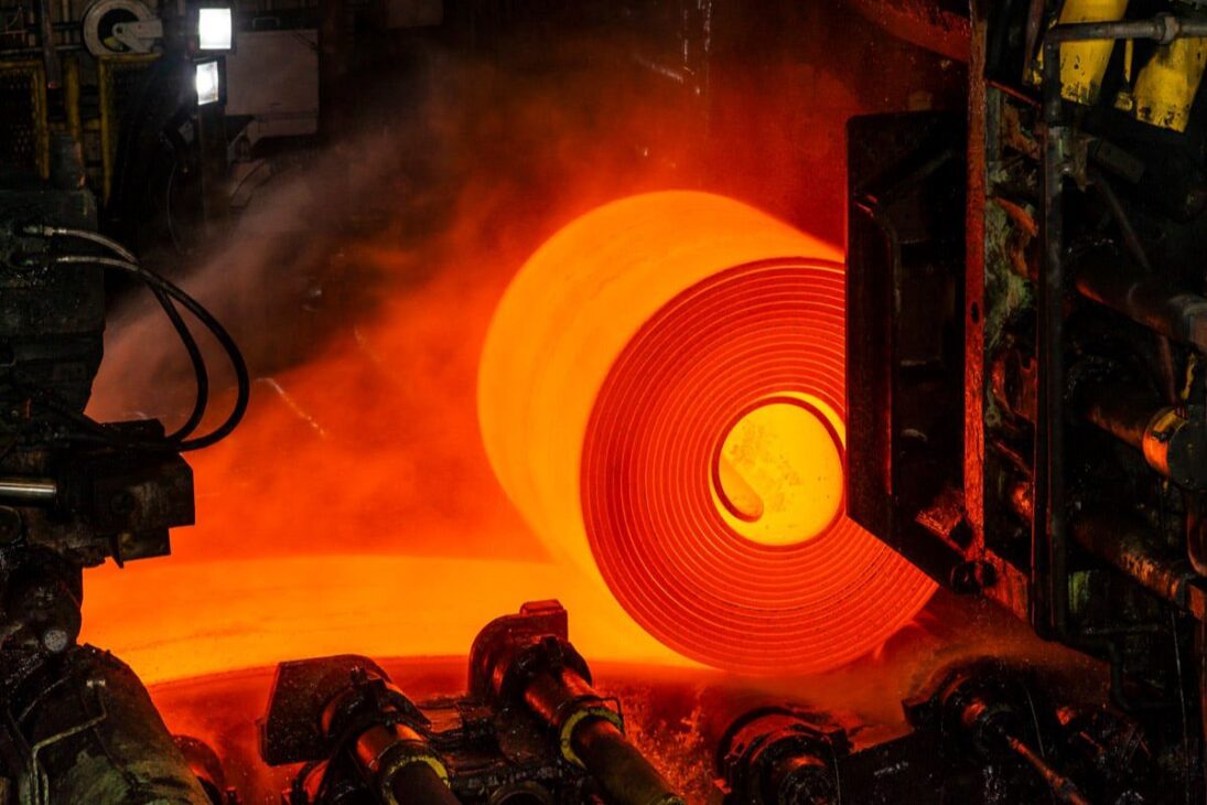 El ciclo de vida de un alto horno de una acería es medido en "campañas" — el período de operación continua entre dos grandes reformas. La duración de una campaña puede ser extraordinariamente larga. Un ejemplo es el Alto Horno 1 de ArcelorMittal Tubarão, que operó por más de 28 años en su primera campaña.