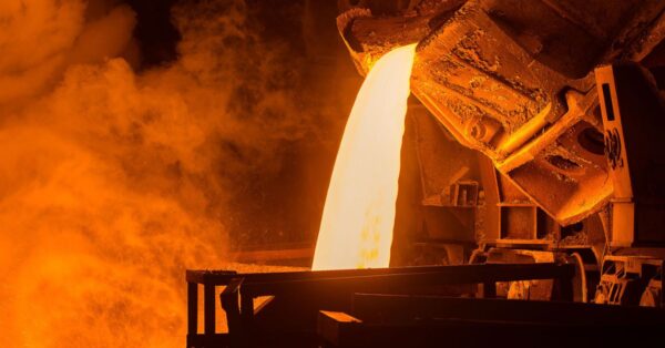 O coração de fogo: como o alto-forno de uma siderúrgica opera a 2.200°C por 20 anos sem desligar