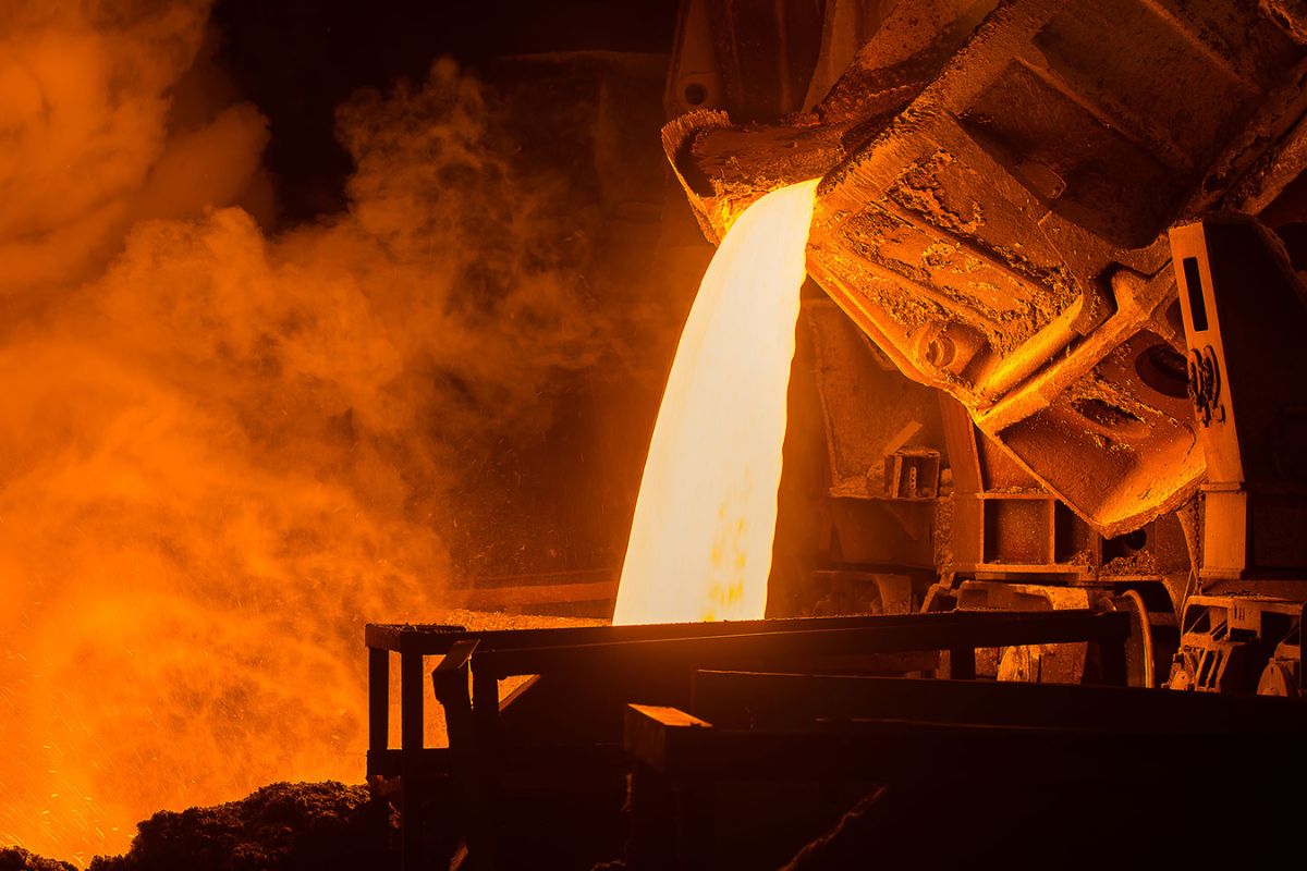 O coração de fogo: como o alto-forno de uma siderúrgica opera a 2.200°C por 20 anos sem desligar