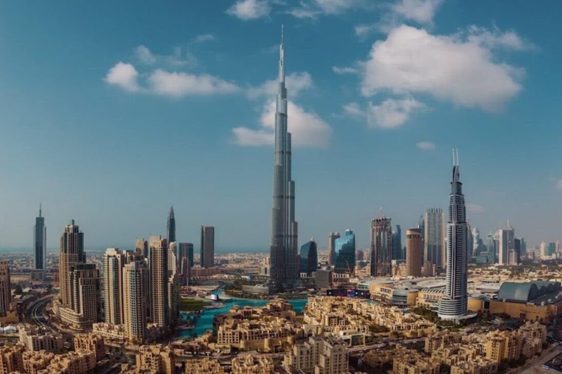 Mantener la comodidad dentro del Burj Khalifa, en Dubái, es uno de los mayores desafíos de ingeniería del planeta. El aire acondicionado del edificio más alto del mundo necesita no solo enfriar una estructura de más de 828 metros de altura, sino también luchar contra un clima externo que fácilmente supera los 40°C. La solución encontrada fue un sistema colosal e inteligente.