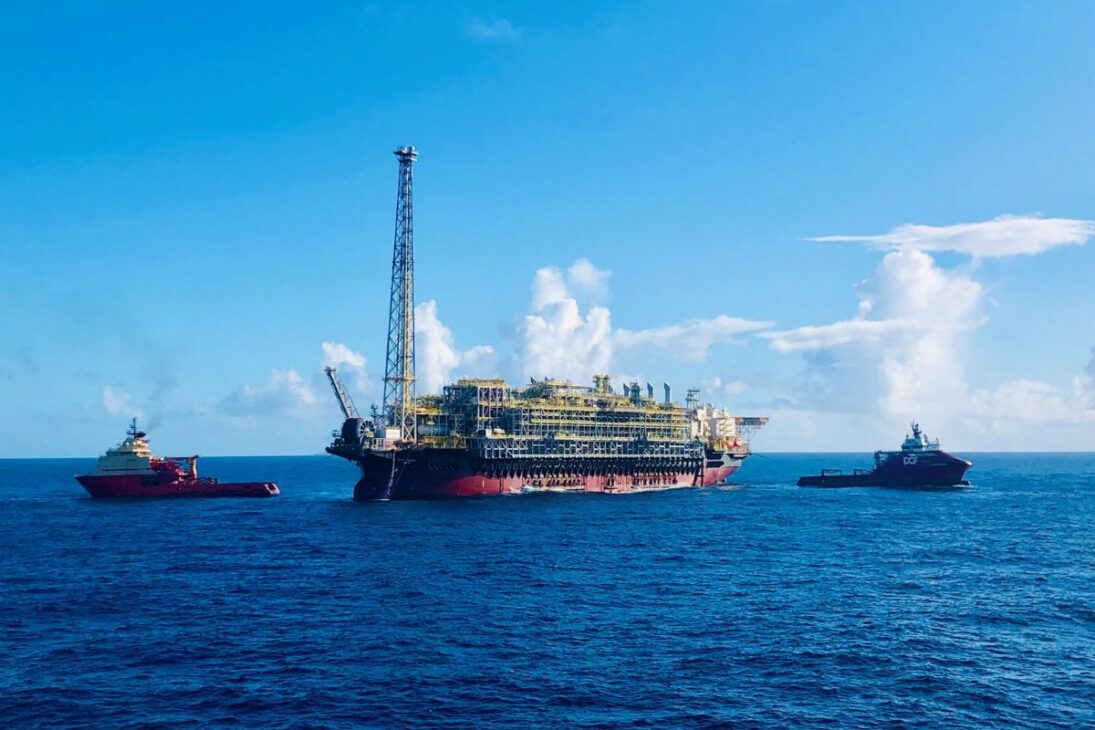 Hasta principios de 2025, cinco de estas unidades ya estaban en operación (P-74, P-75, P-76, P-77 y Almirante Barroso). En febrero de 2025, inició operaciones el FPSO Almirante Tamandaré, la mayor unidad de producción de Brasil, con capacidad para 225.000 barriles por día. El plan estratégico de Petrobras prevé la instalación de más seis FPSOs en Búzios hasta 2027, aumentando continuamente la capacidad de producción. El éxito de la operación también depende de tecnologías pioneras, como el HISEP®, un sistema patentado por Petrobras para la separación y reinyección de CO₂ en el fondo marino, que aumenta la eficiencia y reduce la huella de carbono.