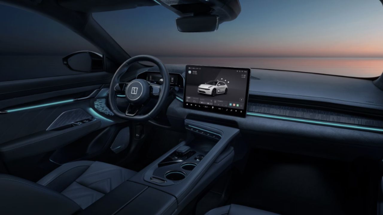 El interior del Zeekr 001 combina amplio espacio, acabado de lujo con cuero Nappa y Alcántara, y un ambiente tecnológico dominado por una gran pantalla central. Imagem: Zeekr Life