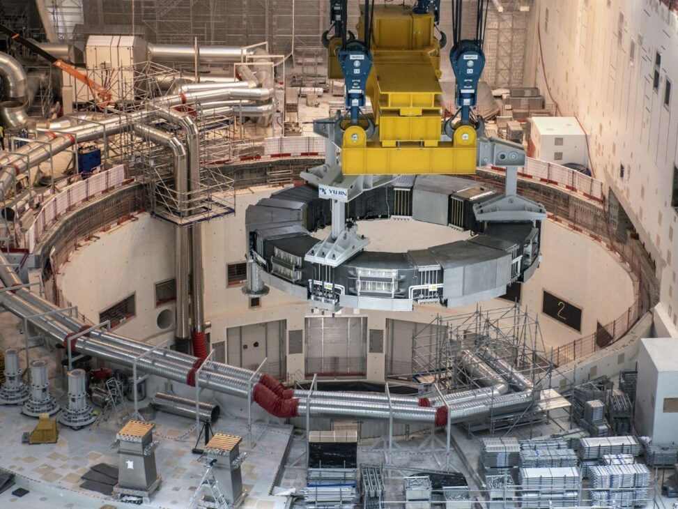 El corazón del reactor de fusión nuclear, el tokamak, que usa un campo magnético 280.000 veces más fuerte que el de la tierra para contener un plasma a 150 millones de grados Celsius