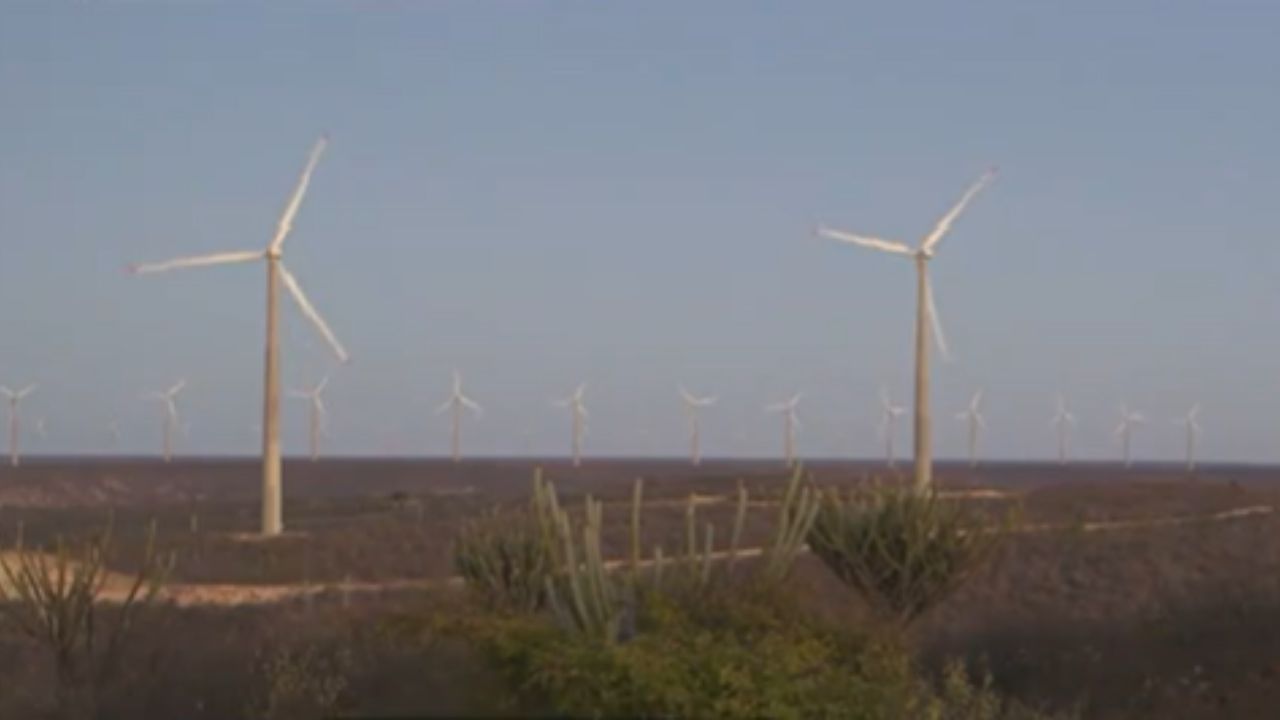 En el sertão nordestino, los vientos fuertes que antes simbolizaban la aridez hoy mueven las turbinas de energía eólica, generando desarrollo y un futuro más sostenible para la región.