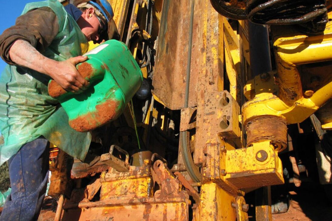 El fluido de perforación que cuesta millones de dólares por pozo y pesa más que concreto para evitar un desastre en aguas profundas