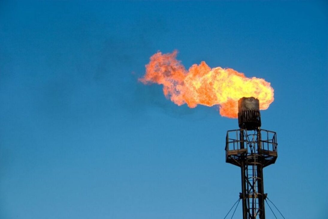 El fuego que nunca se apaga, la antorcha del Flare de una plataforma, un dispositivo de seguridad que quema gas 24 horas al día.