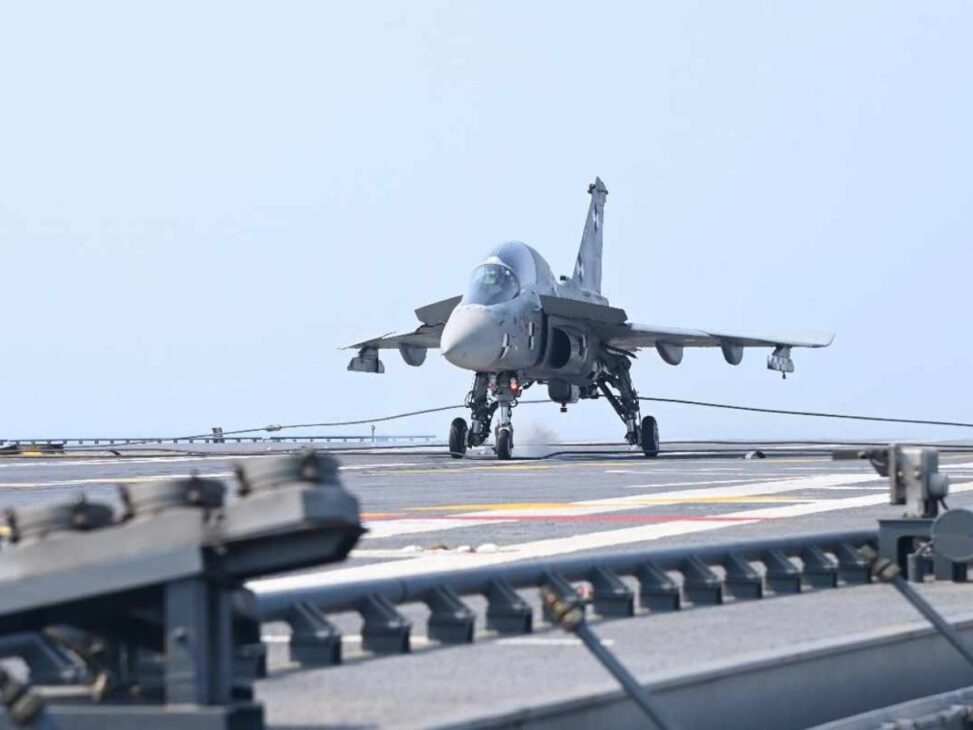 El gancho de aterrizaje de un Caza Naval, que necesita pescar un cable de acero en un portaaviones a 240 km/h en menos de 2 segundos