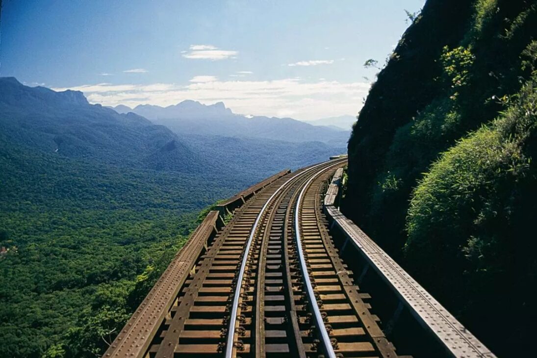 El gran paseo en tren en Brasil dura 4 horas, atraviesa la Serra do Mar Paranaense, une el altiplano con la costa y se consolida como un viaje por la historia y la Mata Atlántica
