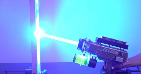 O laser caseiro mais potente do mundo: a "bazuca" de 250W criada no YouTube que pode queimar diamantes