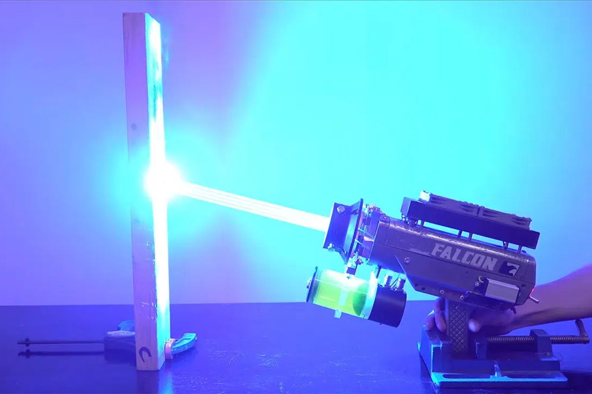 O laser caseiro mais potente do mundo: a "bazuca" de 250W criada no YouTube que pode queimar diamantes