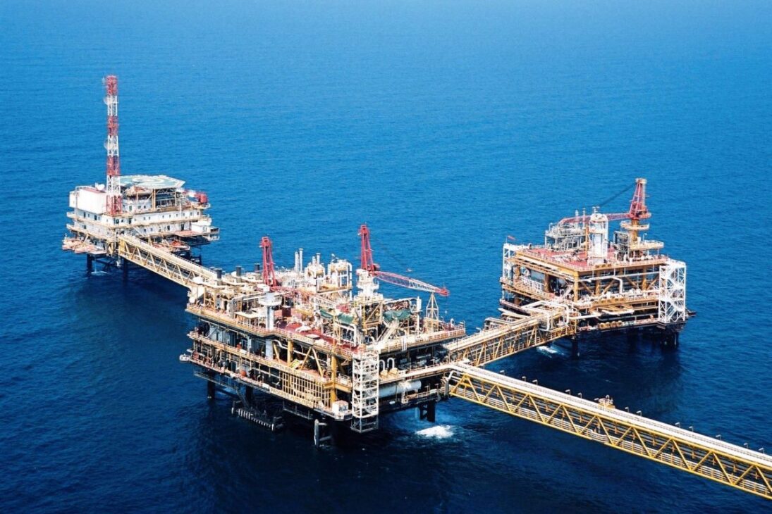 En el Golfo Pérsico, dividido por una frontera marítima entre Irán y Qatar, existe una riqueza casi inimaginable. El campo de South Pars/North Field es, con diferencia, el mayor campo de gas del mundo, una reserva colosal que guarda alrededor del 19% de todo el gas recuperable del planeta. Sin embargo, la forma en que cada país explora su mitad cuenta una historia de dos destinos opuestos.